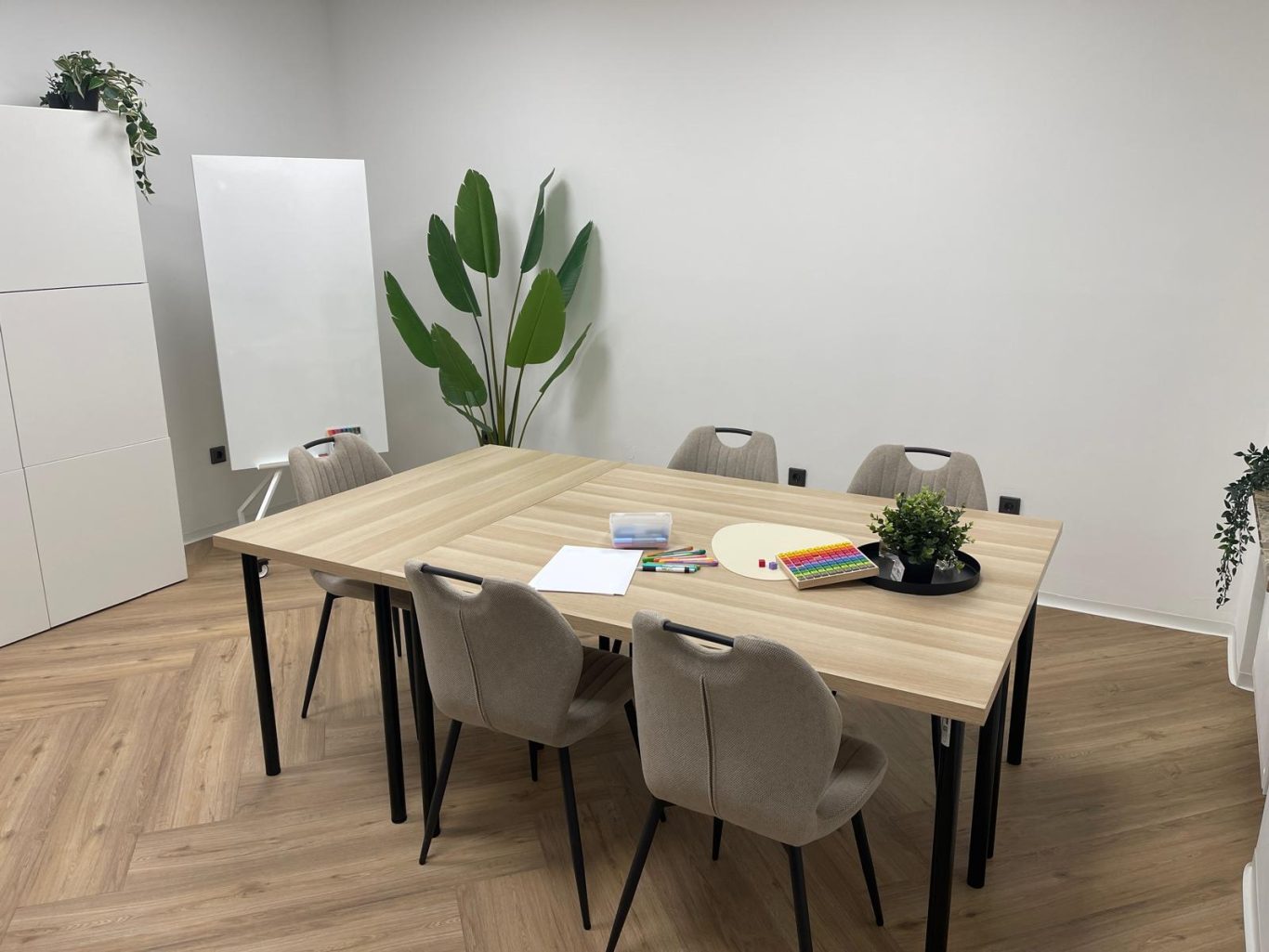 Foto vom Lernraum mit Tisch in der Mitte